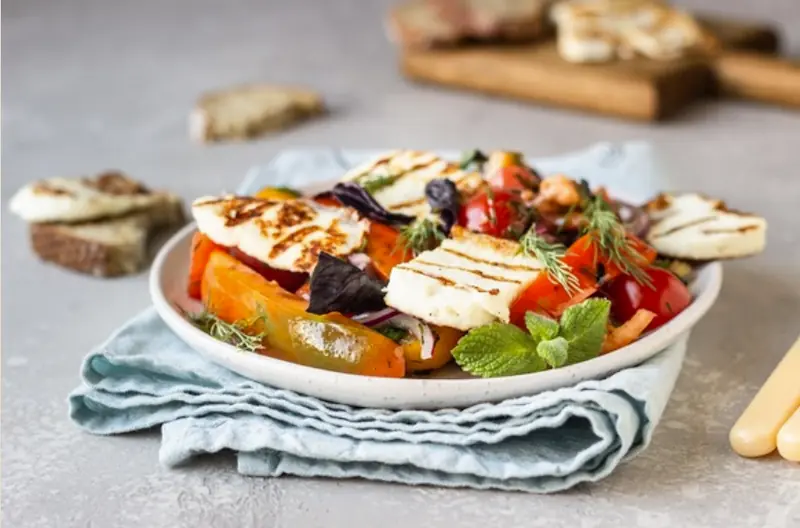 Fried halloumi with grilled vegetables
