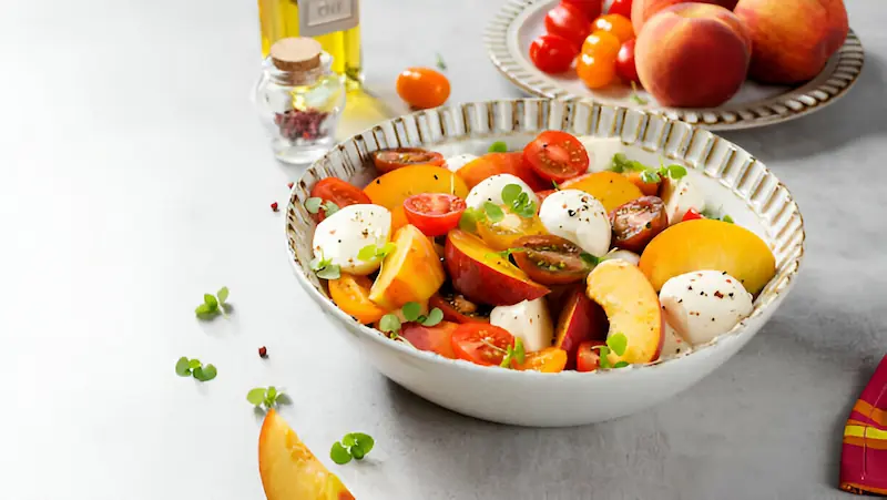 Salad with mozzarella, tomatoes and peach