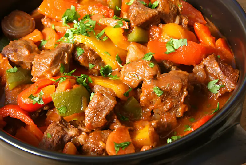 Beef goulash with gravy: a simple recipe